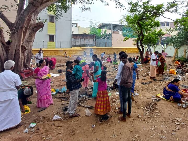 கோவிலில் பொங்கல் வைக்கும் மக்கள்