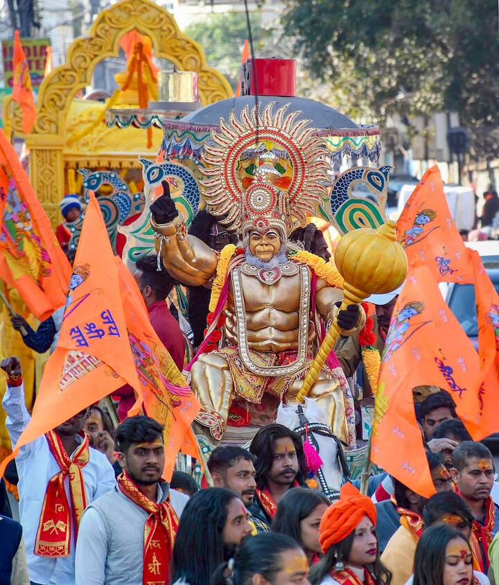 वहीं योगीराज अरुण की तैयार की गई मूर्ति श्याम वर्ण की है और रामलला के विग्रह की ऊंचाई 51 इंच है. इसमें भगवान श्री राम के हाथ में धनुष और तीर है और उनके मुख पर सुंदर मुस्कान झलक रही है.
