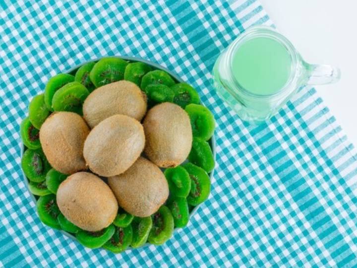 कीवी विटामिन सी का एक पावरहाउस है. इसमें जरूरी के पोषक तत्व होते हैं. जो इम्युनिटी को मजबूत करती है. सर्दियों में अगर आप सही से विटामिन सी खाएंगे तो कोल्ड-कफ और फ्लू की बीमारी से बचे रहेंगे.