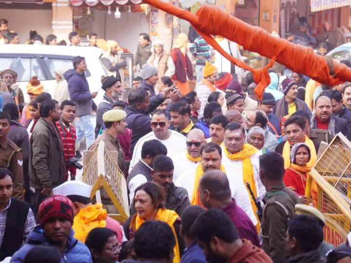 उन्होंने बताया, “ इस दौरान नया घाट पर पंडा समाज ने उन्हें अंग वस्त्र भेंट किये. इसके पश्चात हनुमानगढ़ी में माथा टेककर महावीर बजरंग बली हनुमान जी की आराधना की.” पाठक ने बताया, “इसी दौरान श्री मणिराम दास जी ने प्रभारी अविनाश पांडेय एवं प्रदेश कांग्रेस अध्यक्ष अजय राय को उपहार स्वरूप मारूतिनन्दन जी का प्रिय शस्त्र गदा भेंट किया.”