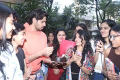 Sidharth Malhotra Celebrates Birthday With His Fans - See Pics