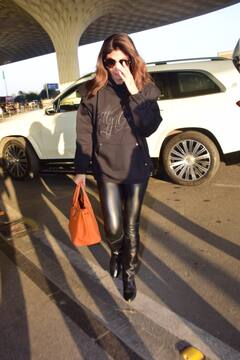 खुली जुल्फों के साथ ऑल ब्लैक लुक में एयरपोर्ट पर स्पॉट हुईं Shilpa Shetty, 'इंडियन पुलिस फोर्स' एक्ट्रेस ने अपने स्टाइलिश अंदाज से ढाया कहर