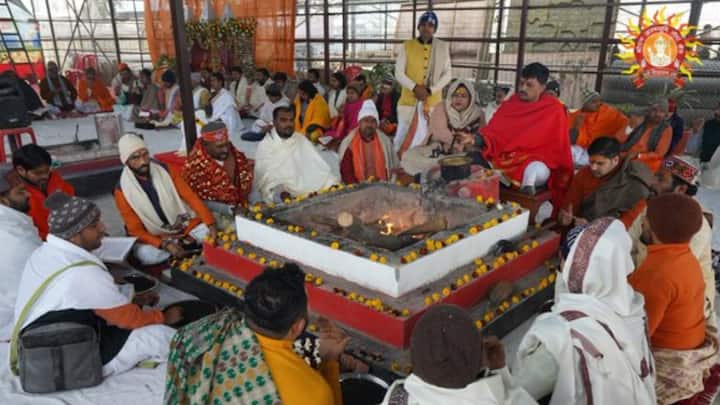 শ্রী রাম জন্মভূমি তীর্থ ক্ষেত্রের তরফে জানানো হয়েছে, শাস্ত্রীয় বিধিনিয়ম মেনে, পৌষ মাসের শুক্ল কুর্ম দ্বাদশীতে, বিক্রম সম্বত ২০৮০-র বৈকালিক অভিজিৎ মুহূর্তে প্রাণপ্রতিষ্ঠার মূল অনুষ্ঠান রয়েছে। তার আগে আগামী ছ’দিন ধরে বাকি সংস্কারানুষ্ঠান সেরে ফেলা হবে। কোন দিন কী অনুষ্ঠান, তার দিনলিপি প্রকাশ করল শ্রী রাম জন্মভূমি তীর্থ ক্ষেত্র। ছবি: শ্রী রাম জন্মভূমি তীর্থ ক্ষেত্র।