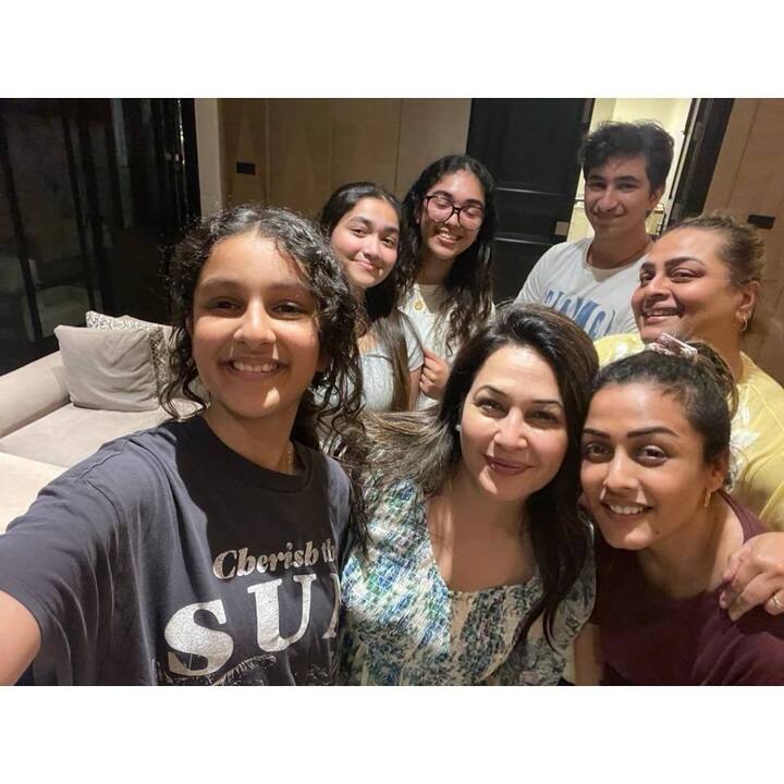 वहीं महेशा के अलावा नम्रता ने भी अपने अकाउंट पर कुछ तस्वीरें शेयर की हैं. जिसमें वो अपने बच्चों और फैमिली के साथ सेल्फी लेती दिखी.