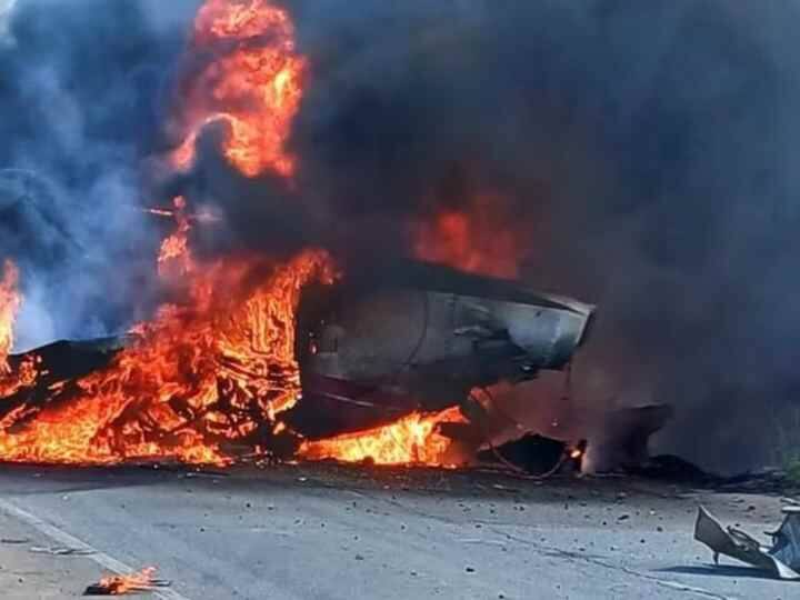 plane tragically crashed onto a highway In Chile pilot died 4 people injured Watch: बिगड़ा बैलेंस तो खंभे से टकराया प्लेन, आग का गोला बन हाइवे पर चल रही गाड़ी पर हुआ क्रैश