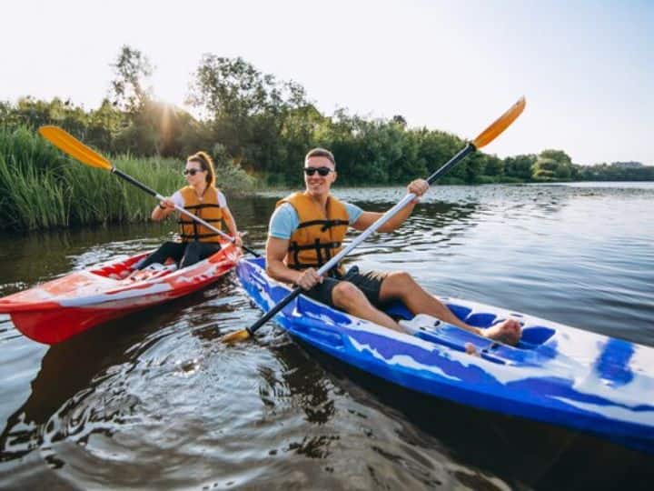 राफ्टिंग के समय एक गाइड निर्धारित किया जाता है. गाइड पहले कुछ सुरक्षा संबंधित बातें बताता है, इन्हें ध्यान से सुनें. क्योंकि ये बातें आपके लिए उपयोगी होंगी जब राफ्टिंग के दौरान गाइड के आदेशों का पालन करना होगा.