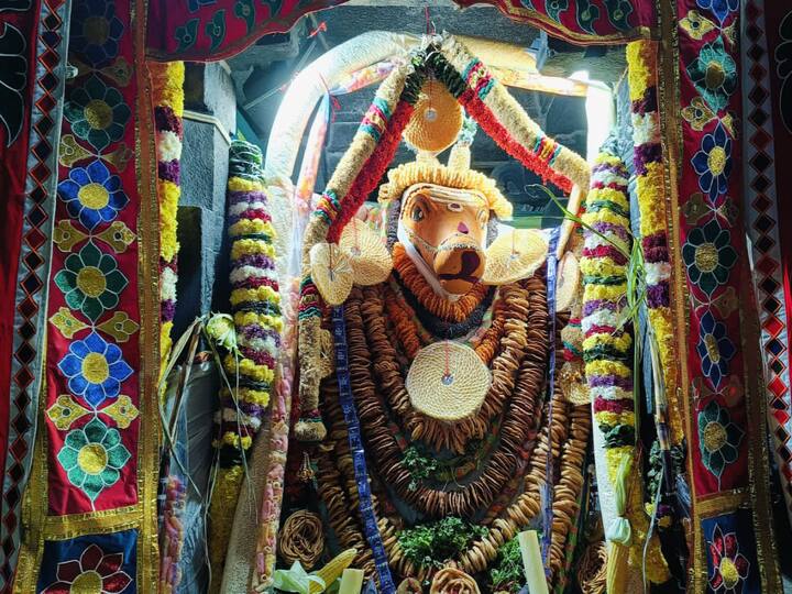 சந்தன அலங்காரத்தில் காட்சி தரும் நந்திபகவான்