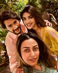 Guntur Kaaram Success Party: बॉक्स ऑफिस पर गदर मचाने के बाद महेश बाबू ने घर पर रखी ग्रैंड पार्टी, देखें इनसाइड तस्वीरें