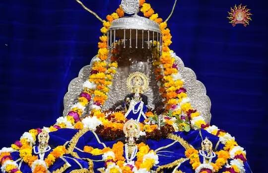 મંદિરના ગર્ભગૃહમાં રામ બાળ સ્વરૂપમાં જોવા મળશે. પહેલા માળે શ્રી રામ દરબાર હશે જ્યારે મંદિરમાં ભક્તો (વિકલાંગ અને વૃદ્ધો) ની સુવિધા માટેનું ઇન્ફ્રાસ્ટ્રક્ચર તૈયાર કરાઇ રહ્યું છે.