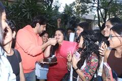 Sidharth Malhotra Birthday: फैंस के साथ केक काटकर सिद्धार्थ मल्होत्रा ने सेलिब्रेट किया बर्थडे, तस्वीरों में फीमेल फैंस के घिरे नजर आए एक्टर