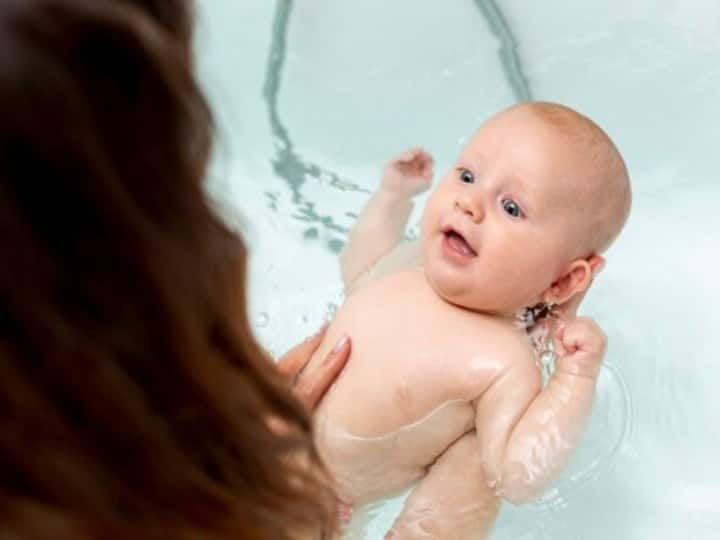 Should children be bathed daily in winter Know right way to bath a newborn क्‍या सर्दी में बच्‍चों को रोज नहलाना चाहिए? जानें न्‍यू बॉर्न को नहलाने का सही तरीका