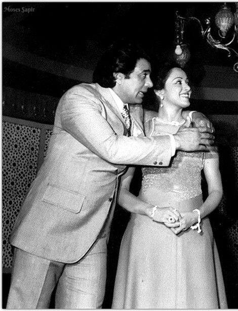 ਧਰਮਿੰਦਰ ਸ਼ਾਦੀਸ਼ੁਦਾ ਸਨ, ਪਰ ਇਸ ਗੱਲ ਦੀ ਪਰਵਾਹ ਕੀਤੇ ਬਗੈਰ ਉਨ੍ਹਾਂ ਨੇ ਹੇਮਾ ਮਾਲਿਨੀ ਨੂੰ ਦਿਲ ਦੇ ਦਿੱਤਾ ਸੀ। ਹੇਮਾ ਉਸ ਸਮੇਂ ਦੀ ਸਭ ਤੋਂ ਖੂਬਸੂਰਤ ਅਭਿਨੇਤਰੀ ਸੀ, ਅਜਿਹੇ 'ਚ ਹਰ ਕੋਈ ਉਨ੍ਹਾਂ 'ਤੇ ਫਿਦਾ ਸੀ, ਪਰ ਧਰਮਿੰਦਰ ਦਾ ਪਿਆਰ ਹੇਮਾ ਲਈ ਜਨੂੰਨ ਦੀ ਹੱਦ ਤੱਕ ਸੀ।