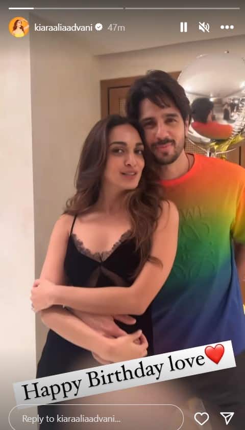 कियारा ने अपनी इंस्टाग्राम स्टोरीज पर एक वीडियो शेयर किया है जिसमें एक्ट्रेस ने सिद्धार्थ के बर्थडे के सेलिब्रेशन की झलक दिखाई है. वीडियो में कियारा और सिद्धार्थ एक साथ रोमांटिंक अंदाज में नजर आ रहे हैं.