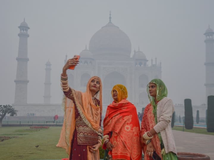 Agra Dense fog tourists are not able to see the Taj Mahal clearly in fog ann Agra Weather: घने कोहरे में छुप गया ताजमहल, पर्यटक मायूस, नहीं कर पा रहे संगमरमर की इमारत के साफ दीदार