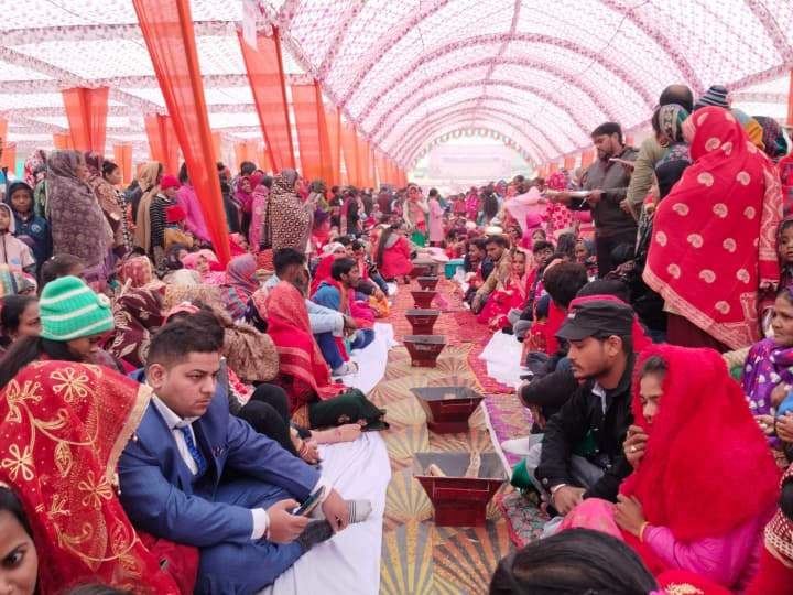 UP Government CM Marriage Scheme for poor families girls 824 couples participated in basti mass marriage ANN UP: मुख्यमंत्री सामूहिक विवाह योजना के तहत हुई शादियां, कन्याओं के खाते में भेजे जाएंगे ₹35000