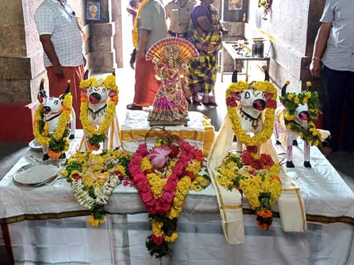 மாடுகள் மத்தியில் கோபால கிருஷ்ணர்