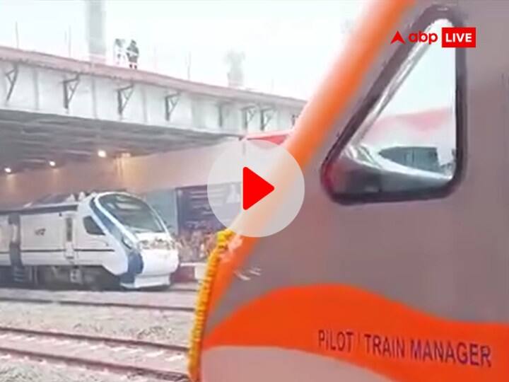 Watch Vande bharat express and amrit bharat express seen together in ayodhya video surfaced Watch: अयोध्या धाम में एक साथ नजर आई वंदे भारत और अमृत भारत ट्रेन, लोगों ने जमकर लगाए 'जय श्रीराम' के नारे