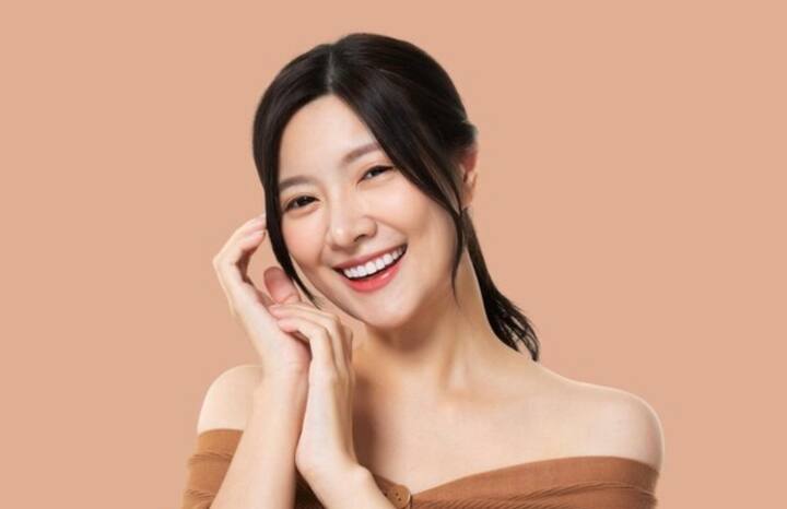 ऐसा भला कौन होगा जो अपना बेदाग चेहरा नहीं चाहता, न सिर्फ पिंपल्स, कील, मुंहासे से छुटकारा पाना चाहता है, बल्कि ग्लोइंग स्किन भी हर किसी की चाह होती है. ऐसे में आप कोरियन ब्यूटी हैक्स ट्राई करके एकदम कोरियन लड़कियों की तरह ग्लोइंग चीक्स पा सकते हैं.