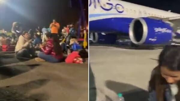 indigo flight passengers seen eating sitting on tarmac at mumbai airport in viral video marathi news IndiGo Flight : इंडिगोच्या प्रवाशांवर जमिनीवर बसून जेवण्याची वेळ, मुंबई विमानतळावरील VIDEO व्हायरल; नेमकं काय घडलं?