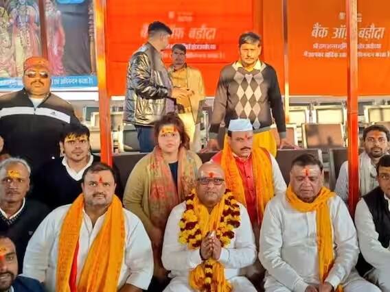 કોંગ્રેસના રાષ્ટ્રીય પ્રવક્તા સુપ્રિયા સિંહ શ્રીનેતે ભારતીય જનતા પાર્ટી (BJP) પર વળતો પ્રહાર કરતા પક્ષને તકવાદી ગણાવતા કહ્યું કે, 'સંક્રાંતિ એ એક શુભ અવસર છે અને અમે અમારી પરંપરા મુજબ રામ લલ્લાના દર્શન કરવા અને પૂજા કરવા માંગતા હતા. પૂર્વજોએ તે કર્યું. . તેને રાજકીય કહેવું ભાજપની ભૂલ અને પાપ છે. સત્ય એ છે કે ભાજપ ધર્મના નામે ગંદી રાજનીતિ કરી રહી છે.