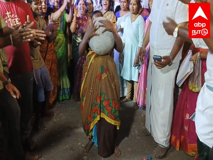 இளவட்ட கல்லை தூக்க ஆண்கள் கூட்டம் முன்வராத நிலையில் பெண்கள் நான் நீ என போட்டி போட்டுக்கொண்டு முன்வந்து இளவட்ட கல்லை சிலர் தூக்க முயற்சித்தனர். சிலர் அசால்ட்டாக தூக்கி வீசினர்.