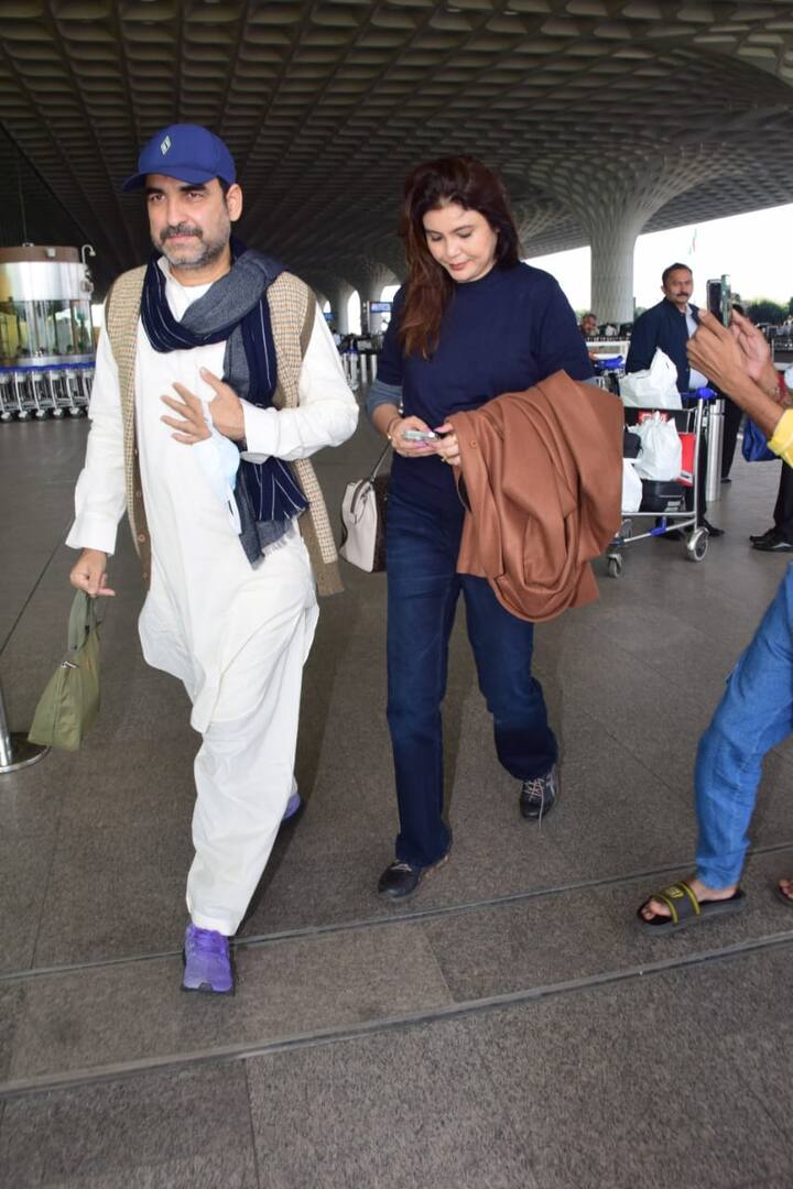 पंकज ने इस दौरान सफेद कुर्ता-पायजामा पहना हुआ था और ब्लैक मफलर लिया हुआ था. एक्टर ने खादी की हाफ जैकेट भी पहनी थी और ब्लू कैप के साथ ब्लू शूज पहने थे.