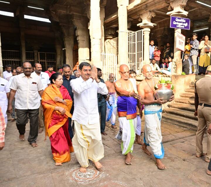 108 திவ்ய தேசங்களில் முதன்மையானதும் பூலோக வைகுண்டம் என போற்றப்படும் ஸ்ரீரங்கம் ரங்கநாதர் கோயிலில் தமிழக ஆளுநர் ஆர்.என்.ரவி தனது மனைவியுடன் தரிசனம் செய்வதற்காக இன்று ஶ்ரீரங்கம் ரங்கநாதர் கோயிலுக்கு வந்தார்.