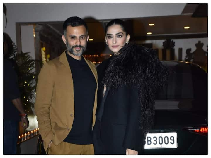 Sonam Kapoor and Anand Ahuja was seen at the birthday celebration of veteran lyricist Javed Akhtar, hosted by Anil Kapoor.