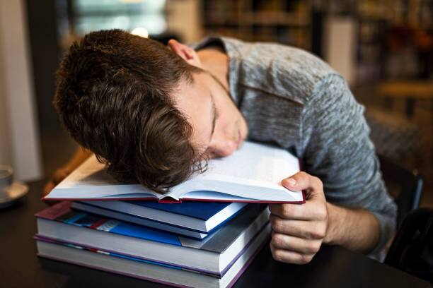 कमीत कमी सात ते आठ तास झोप घेणं गरजेचं आहे Photo credit: Unsplash