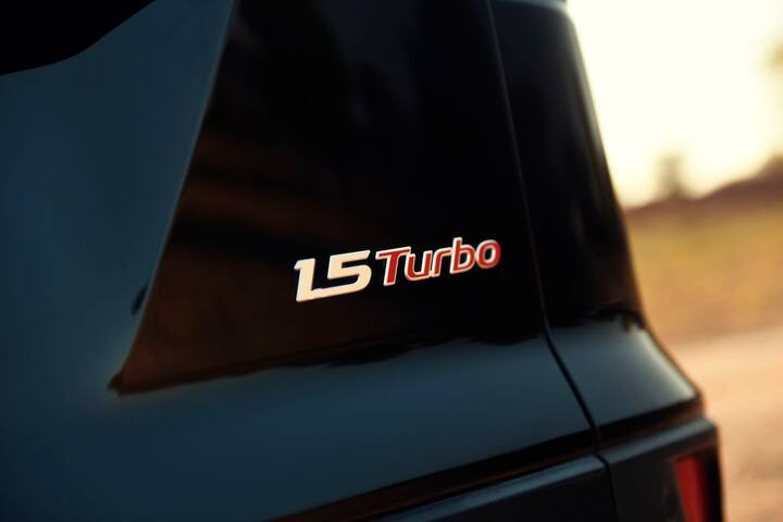 కొత్త క్రెటా ఫుల్ విడ్త్ ఎల్ఈడీ లైట్లను కలిగి ఉంది. అయితే ఇది కొత్త అల్లాయ్ వీల్స్‌తో పాటు వెనుకవైపు లైట్ బార్‌ను కూడా పొందుతుంది. క్యాబిన్ గురించి చెప్పాలంటే కొత్త క్రెటా లోపల కొత్త డిజిటల్ ఇన్‌స్ట్రుమెంట్ క్లస్టర్, టచ్ ప్యానెల్ అందిస్తారు. రీడిజైన్ చేసిన ఇంటీరియర్ కూడా చూడవచ్చు.