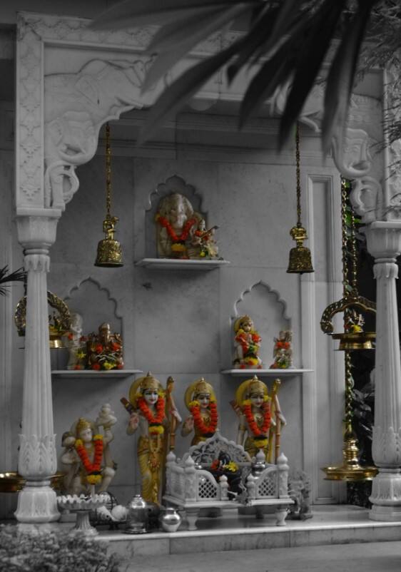 अमिताभ बच्चन अपने पूरे परिवार संग अपने घर के मंदिर में पूजा पाठ करते हैं. ये तस्वीर एक्टर ने खुद शेयर की थी. तस्वीर में देखा जा सकता है कि बॉलीवुड के शहंशाह ने अपने घर के मंदिर को सफेद संगमरमर से बनवाया हुआ है जहां राम परिवार से लेकर भगवना हनुमान, गणपति जी सहित कईं मूर्तियां विराजमान हैं. मंदिर में घंटियां भी लगाई गई हैं.