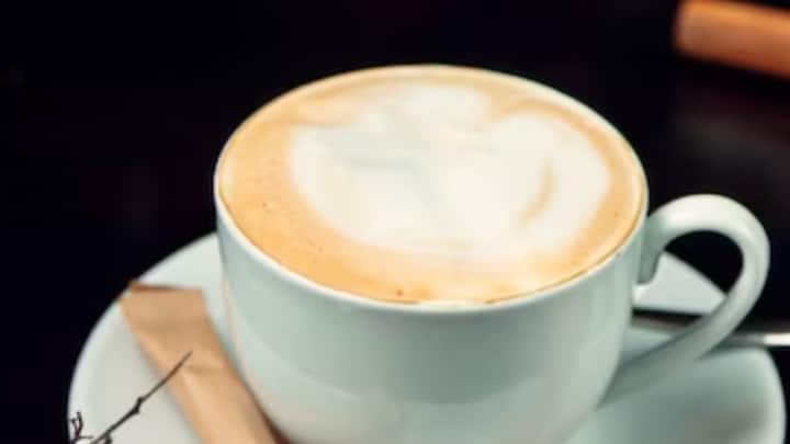 কফি-প্রেমীদের কথা যত বলা যায়, ততই কম। ব্ল্যাক কফি পছন্দ কারও, কারও ক্যাপুচিনো কারও আবার চায়ের ফর্মুলায় বানানো কফি। ছবি: ফ্রিপিক।