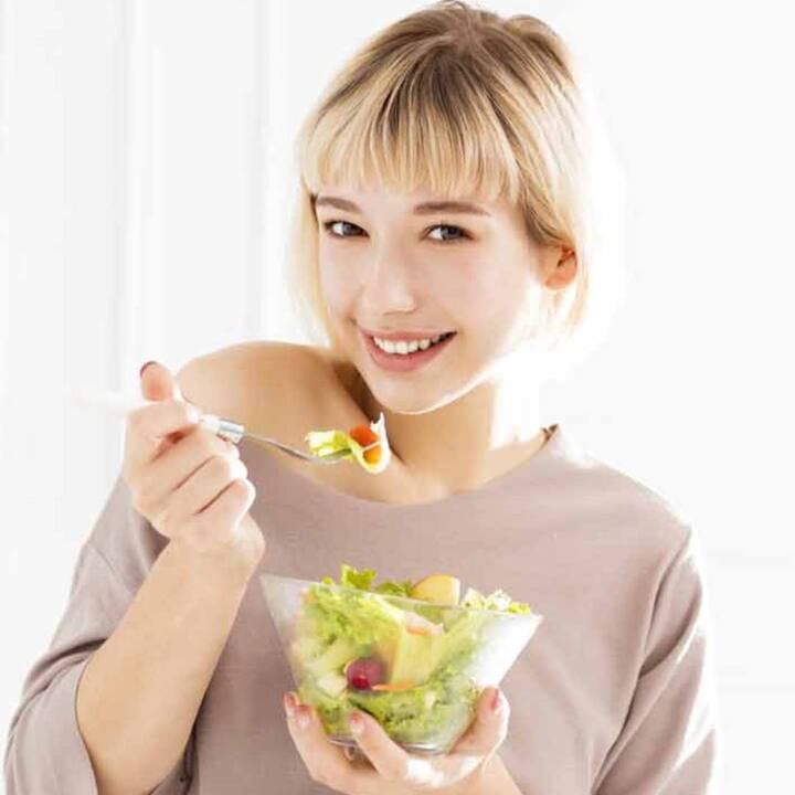 ਆਪਣੇ ਦਿਮਾਗ ਨੂੰ ਤੇਜ਼ ਕਰਨ ਲਈ, ਤੁਹਾਡੇ ਲਈ ਲੋੜੀਂਦੀ ਨੀਂਦ ਲੈਣਾ ਬਹੁਤ ਜ਼ਰੂਰੀ ਹੈ। ਜੇਕਰ ਤੁਸੀਂ ਪੂਰੀ ਨੀਂਦ ਨਹੀਂ ਲੈਂਦੇ ਤਾਂ ਤੁਹਾਡਾ ਦਿਮਾਗ ਵੀ ਘੱਟ ਕੰਮ ਕਰਦਾ ਹੈ।