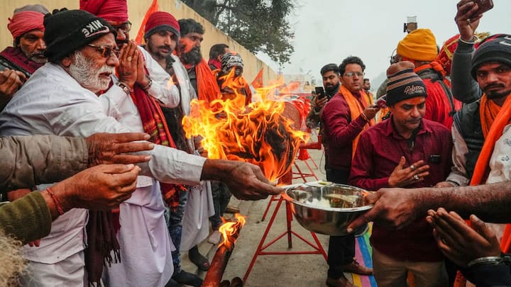 আজ রামচন্দ্রের বাল্যকালের মূর্তি নিয়ে অযোধ্যায় শোভাযাত্রা। মঙ্গল কলসে সরযূ নদীর জল নিয়ে রাম মন্দিরে আসেন ভক্তরা।