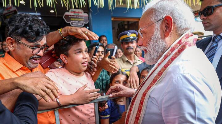 গুরুভায়ুর থেকে প্রধানমন্ত্রী যান Thriprayar-এর শ্রী রামাস্বামী মন্দিরে। সেখানে তাঁকে দেখতে ভিড় জমান উৎসাহীরা।