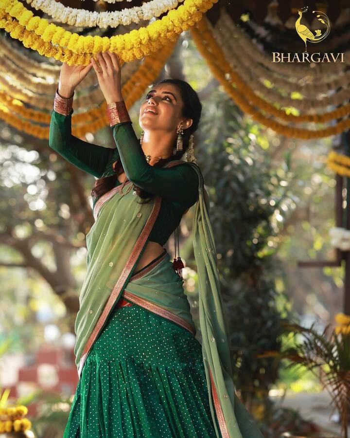 టాలీవుడ్ మాస్ మహారాజ్ రవితేజ హీరోగా వచ్చిన 'నేల టికెట్', రామ్ రెడ్ సినిమాల్లో నటించింది మాళవిక శర్మ.