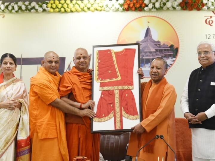 Ramlala Pran Pratishtha: हस्तशिल्पियों ने तैयार किया रामलला का वस्त्र, सीएम योगी ने श्रीरामजन्मभूमि ट्रस्ट को सौंपा Ayodhya Ram Mandir Inauguration Heritage Handweaving Revival Charitable Trust made Ramlala clothes ann Ramlala Pran Pratishtha: हस्तशिल्पियों ने तैयार किया रामलला का वस्त्र, सीएम योगी ने श्रीरामजन्मभूमि ट्रस्ट को सौंपा