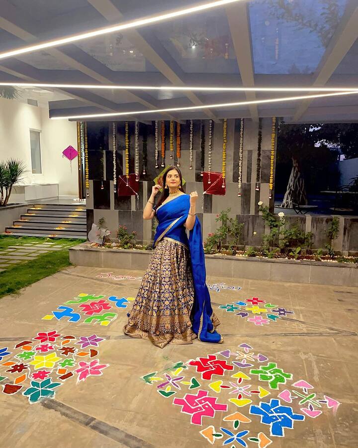 కేవలం క్యారెక్టర్ ఆర్టిస్టుగానే కాకుండా.. ప్రేమ ఇష్క్ కాదల్ సినిమాతో ప్రధాన నటిగా కూడా మెప్పించింది. తర్వాత నేను శైలజ సినిమాలో హీరో రామ్కి సిస్టర్గా నటించింది. తర్వాత ఆఫర్లు తగ్గడంతో కెరీర్ను బుల్లితెరవైపు మల్లించింది. యాంకర్గా తన కెరీర్ను ప్రారంభించి ఇప్పుడు తెలుగులోనే మంచి యాంకర్గా గుర్తింపు తెచ్చుకుంది.(Image Source : Instagram/sreemukhi)