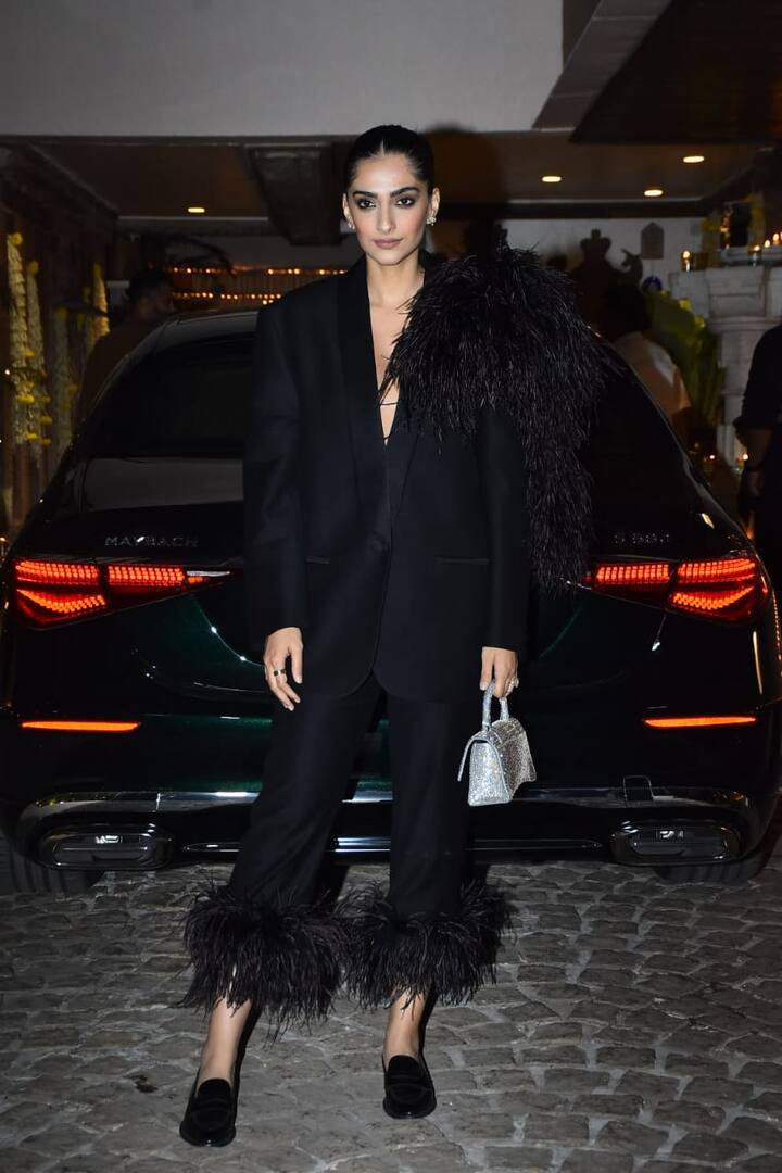 Sonam was seen in an all black ensemble.