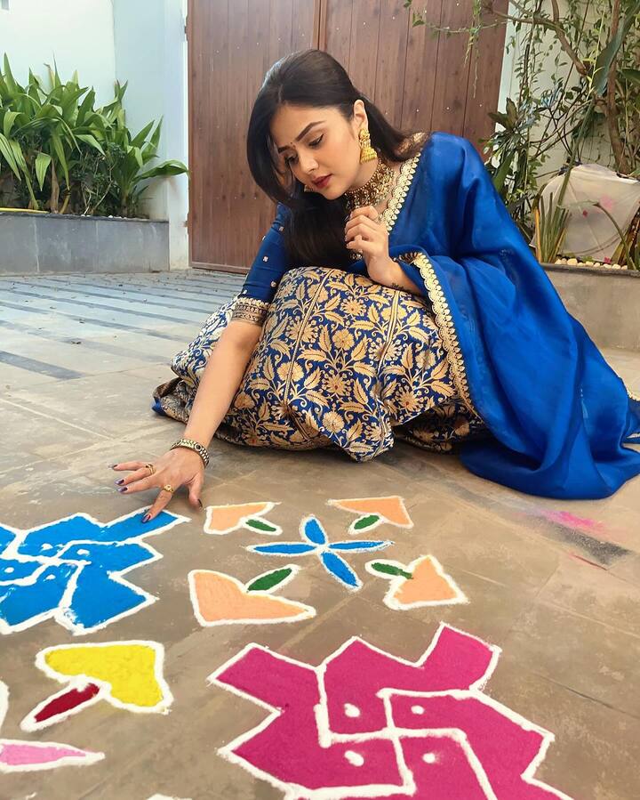 పటాస్ అనే షోతో యాంకర్గా శ్రీముఖి ఓ రేంజ్లో ఫాలోయింగ్ సంపాదించుకుంది. ఆమె వేసే పంచులు, ఓసేయ్ రాములమ్మ స్టెప్లు ఓ రేంజ్లో ట్రెండ్ అయ్యాయి. ఆ సమయంలోనే బిగ్బాస్ హౌజ్లోకి వెళ్లింది. టైటిల్ విన్నర్ శ్రీముఖి అనే రేంజ్లో గేమ్ ఆడింది. కానీ రన్నరప్గా నిలిచింది.(Image Source : Instagram/sreemukhi)