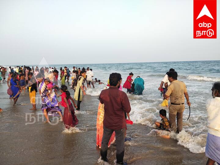 கடலில் ஆனந்த குளியல்