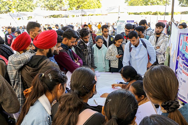 क्या आप जानते हैं कि भारत में किस राज्य के लोग सबसे ज्यादा सरकारी नौकरी करते हैं, या फिर सरकारी नौकरी में हैं.