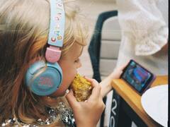 Mobile : मुलं जेवताना मोबाईल पाहतात? सावध व्हा!