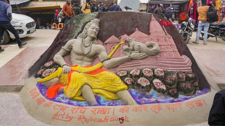 লতা মঙ্গেশকর চকে বালি দিয়ে তৈরি ভাস্কর্য, শিল্পী রূপেশ সিংহ। রাম মন্দির উদ্বোধনের আগে এরকমই নানা শিল্পে সেজেছে অযোধ্য়ার নানা কোণা।