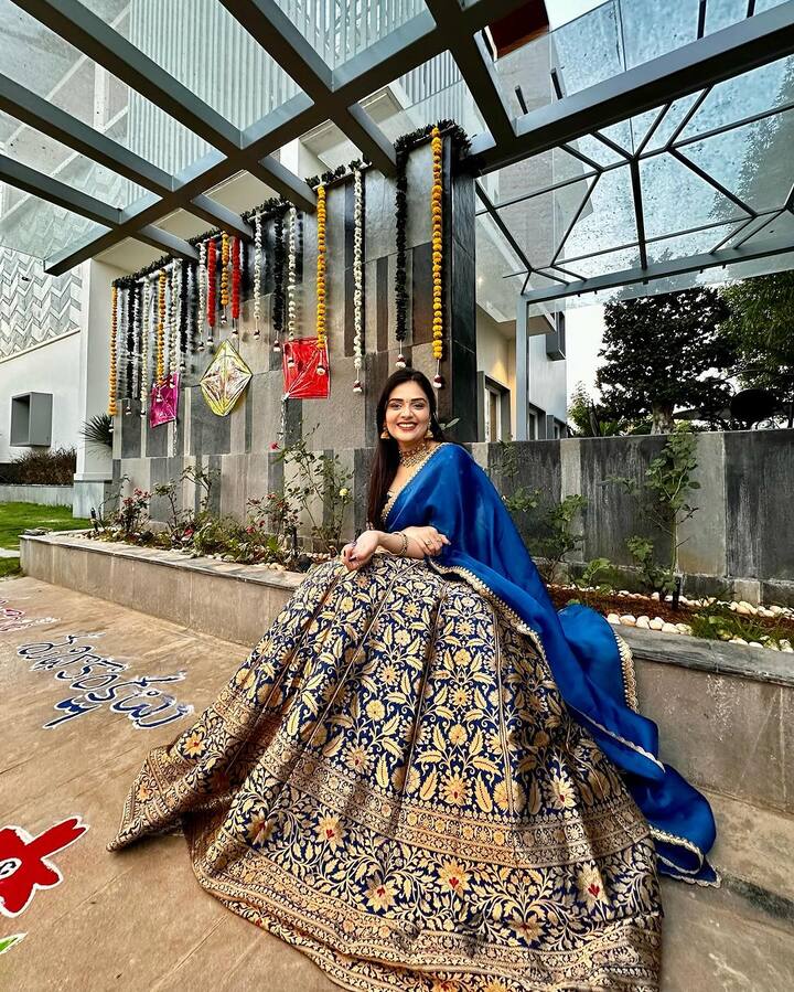 తెలుగులో యాంకర్గా అలరిస్తున్న శ్రీముఖి.. ముందు నటిగానే తెలుగు ప్రేక్షకులకు పరిచయమైంది. జులాయి సినిమాలో అల్లు అర్జున్కు చెల్లెల్లుగా నటించి వెండితెరకు పరిచయమైంది. (Image Source : Instagram/sreemukhi)