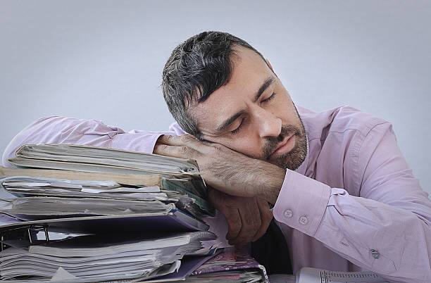 तुमची झोप पूर्ण नसल्यास देखील तुम्हाला दिवसभर झोप येऊ शकते Photo credit: Unsplash