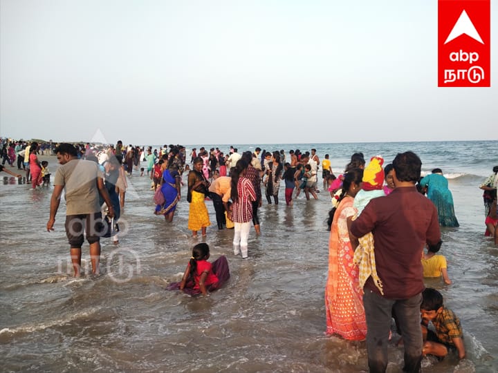 காணும் பொங்கலை முன்னிட்டு மரக்காணம் கடற்கரையில் எண்ணற்ற பொது மக்கள் வருகை தந்திருந்தனர்.