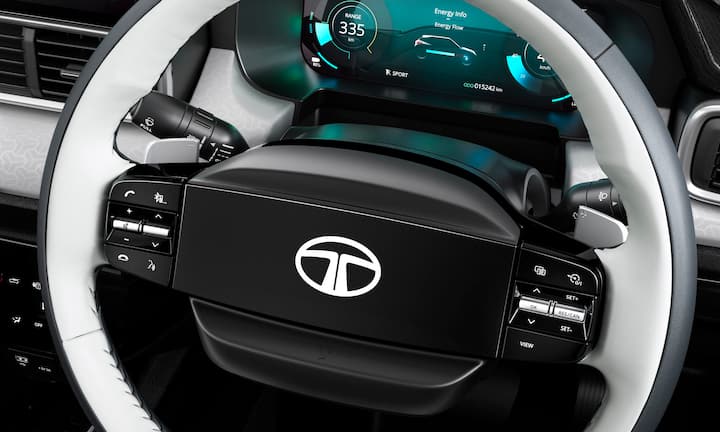 पंच ईवी एसयूवी 9.5 सेकंड में 0-100 किमी/घंटा तक पहुंच जाती है, जबकि इसकी टॉप स्पीड 140 किमी/घंटा है. पंच ईवी का बैटरी पैक और मोटर IP67 रेटेड है और 8 साल या 1,60,000 किमी (जो भी पहले हो) की वारंटी के साथ है.