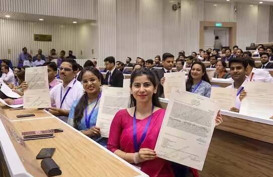 વહીવટી સેવાઓને દેશની સૌથી મોટી સરકારી નોકરી માનવામાં આવે છે, કરોડો લોકો તેની તૈયારી કરે છે અને પરીક્ષા આપે છે.