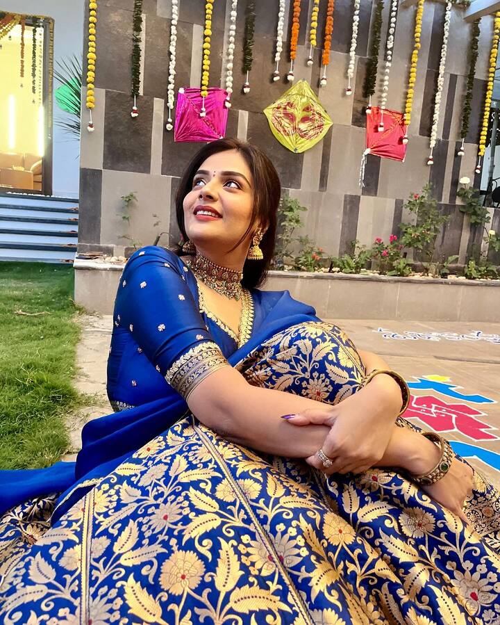 జుట్టుకి క్లిప్ పెట్టుకుని మినిమల్ మేకప్తో రెడ్ లిప్స్టిక్ ధరించి.. కుంకుమబొట్టు పెట్టుకుని సంక్రాంతి కళ ఉట్టిపడేలా ముస్తాబైంది. ఇంటికి కూడా సంక్రాంతి కళ ఉట్టిపడేలా డెకరేషన్ చేశారు. (Image Source : Instagram/sreemukhi)